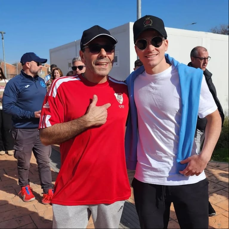 El delantero de la Selección argentina fue a ver a sus hermanos. (Foto: @clubargentino.es/Instagram)