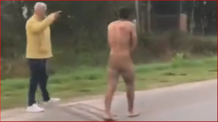 El delincuente fue obligado a caminar desnudo al costado de la ruta. (Foto: captura de video El Editor Platense).
