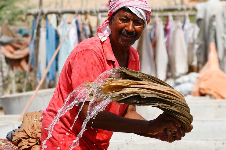 El Día Internacional del Agua se celebra anualmente el 22 de marzo como un medio para destacar la importancia del agua dulce y su gestión. EFE / SHAHZAIB AKBER