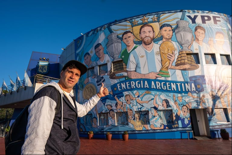 El Dibu Martínez se sumó a los entrenamientos de la Selección argentina (Foto: X/@Argentina)