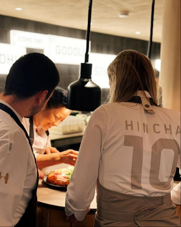 El diez como dorsal y el nombre de "Hincha", el look de los empleados (Foto: IG @hincha_mim).