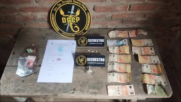 El dinero y los elementos secuestrados por la policía en los allanamientos. (Foto: gentileza Diario Norte).