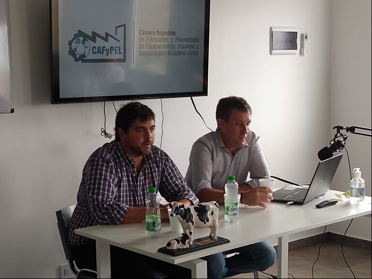 El Director Nacional de Lechería, Sebastián Alconada, y su par de la Provincia de Santa Fe, Carlos De Lorenzi, presentaron las Líneas de Financiamiento para la Cadena Láctea. (Foto: X cafypel)