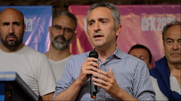 El dirigente de La Cámpora, Andrés "Cuervo" Larroque, en el plenario en apoyo a la vicepresidenta, Cristina Kirchner (Foto: Twitter @larroqueandres).