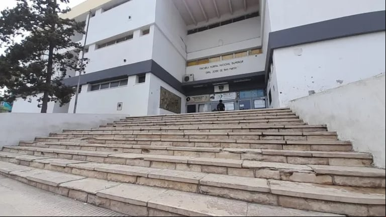 El dramático episodio ocurrió en el interior del Colegio San Martín de Neuquén. (Foto: gentileza LM Neuquén).