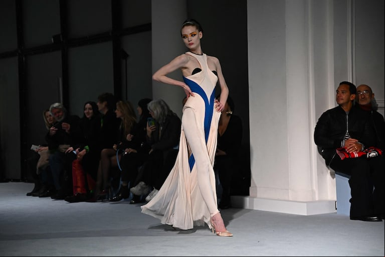 El efecto corset presente en uno de los vestidos. (Foto: AFP)