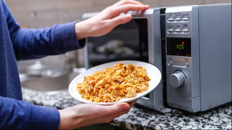El efecto del horno de microondas sobre las bacterias depende en gran medida de la composición del alimento. (Foto: Adobe Stock).