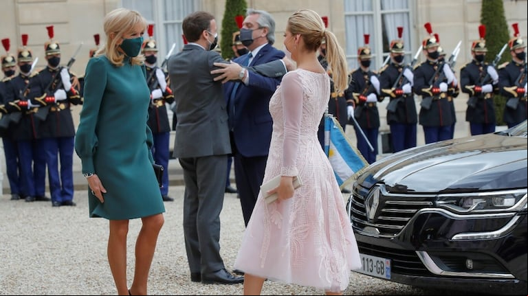 El encuentro en Paris de Brigitte Macron y Fabiola Yañez (Foto AP/Michel Euler)