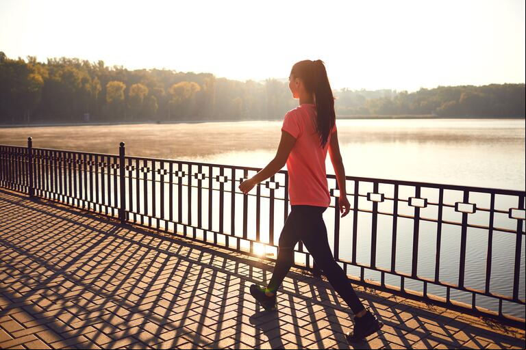 El entrenamiento aeróbico y el yoga pueden ayudar a mejorar la función pulmonar. (Foto: Adobe Stock)