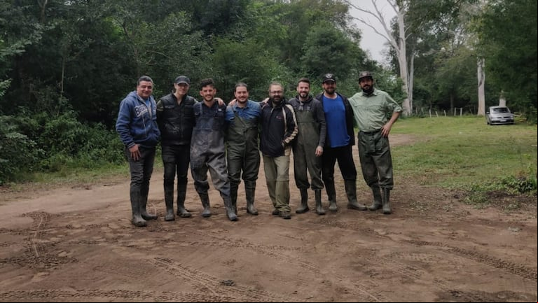 El equipo de investigadores y guardaparques que descubrió un nuevo ejemplar de peces en la Argentina. (Foto: noasur.conicet.gov.ar)