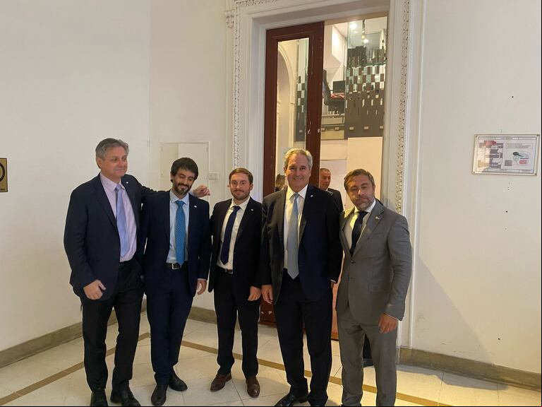 El equipo económico del Ministerio de Economía antes del anuncio de Caputo. (Foto: Presidencia)