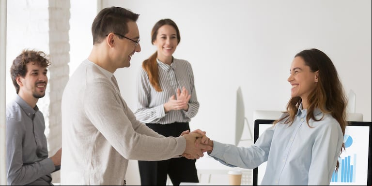 El estado emocional de las personas logra su equilibrio cuando se establece una contención afectiva. (Foto: Adobe Stock)