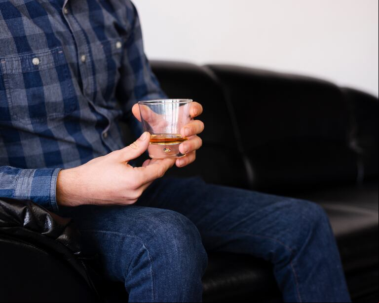 El estereotipo del señor tomando whisky en el sillon se esta terminando (Foto: Freepick)