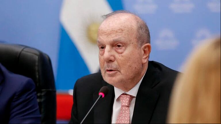 El exministro Guillermo Ferraro expone en el Congreso en las reuniones de comisión por la Ley Ómnibus. (Foto: NA)