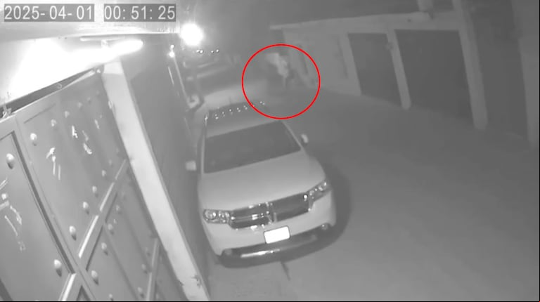 El fantasma apareció en una de las calles del barrio y fue captado por una cámara. (Captura: TikTok/@platicameunahistoria)