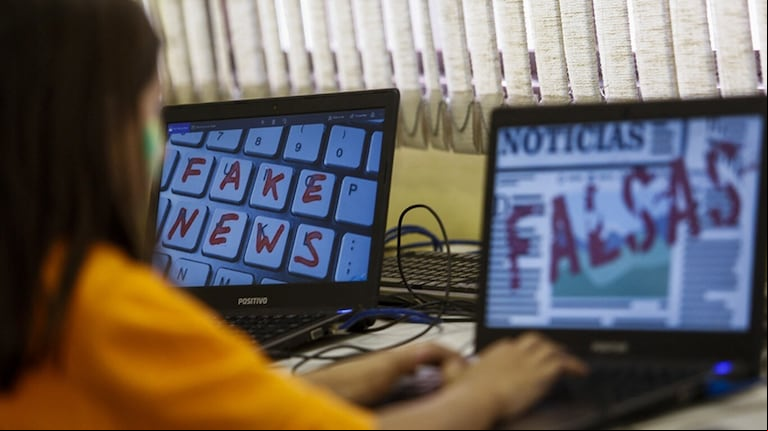 El fenómeno de las fake news se explica porque el contenido falso suele apelar a emociones fuertes y sensacionalismo, lo que incentiva su viralización. (Foto: AFP)