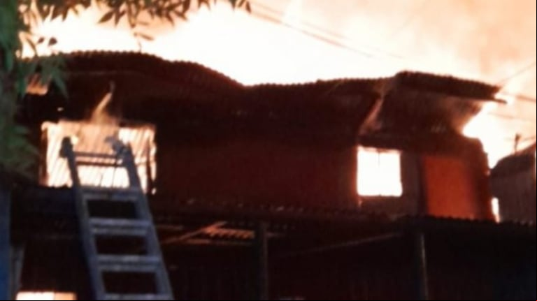 El feroz incendio se extendió por cuatro casas de la localidad de Villa Jardín. (Foto: gentileza San Fernando Nuestro).