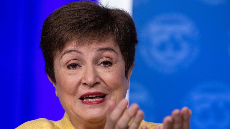 El FMI liderado por Kristalina Georgieva está llevando a la mesa de negociación con el Gobierno nacional recortes drásticos de los subsidios a los servicios. (Foto: AFP)