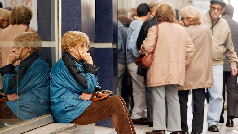 El FMI resaltó la decisión del Gobierno de mantener el bono a los jubilados más vulnerables. (Foto: AFP)