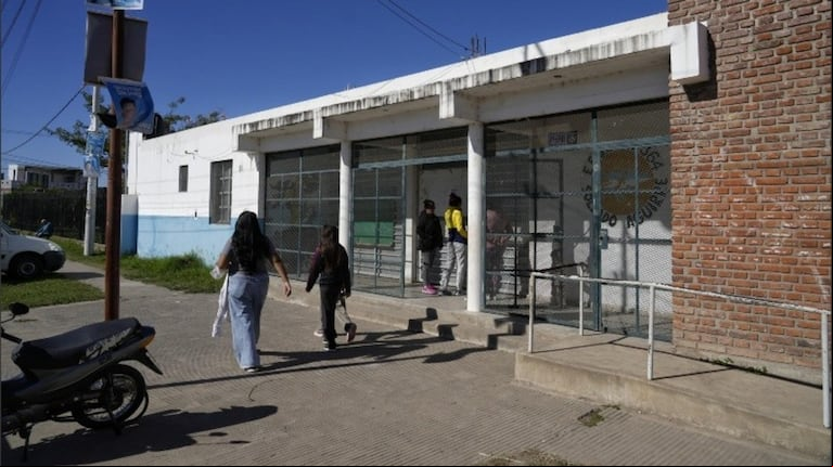 El frente de la escuela por donde escapó el chico. (Foto: Alan Monzón / Rosario3).