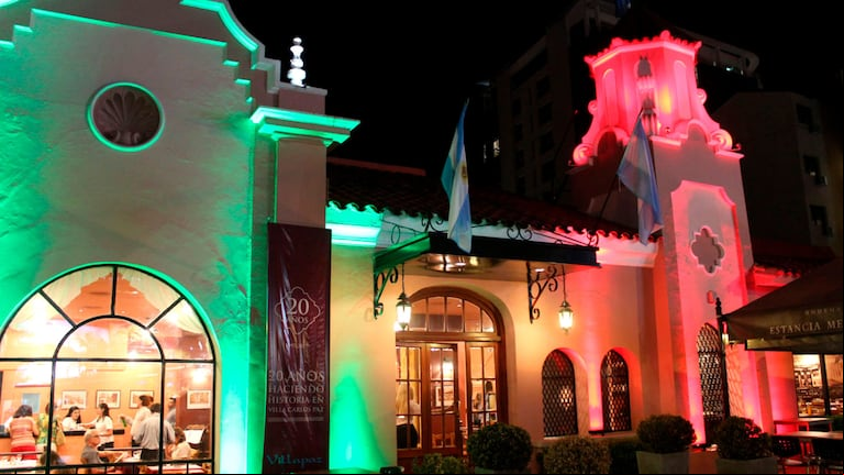 El frente de la vieja casona, donde funciona el restaurante Villapaz, en pleno centro de una de las ciudades más turísticas del país. Foto: villapaz.com.ar
