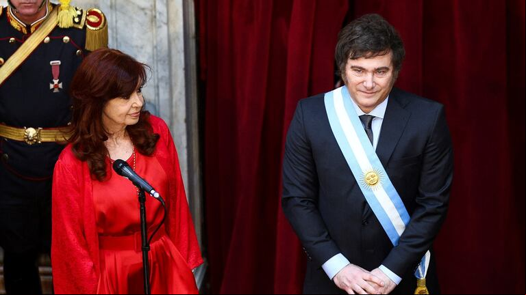 El frío saludo de Cristina Kirchner a Javier Milei en el Congreso. (Foto: Reuters - Matías Baglietto)