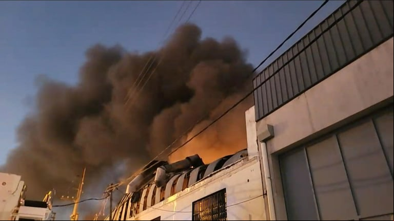 El fuego generó una densa columna de humo. (Foto: captura el trece).