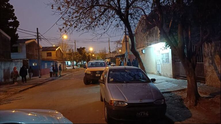 El fuego se habría ocasionado por una bomba molotov que un grupo de delincuentes arrojó por una ventana. (Foto: Vía País)