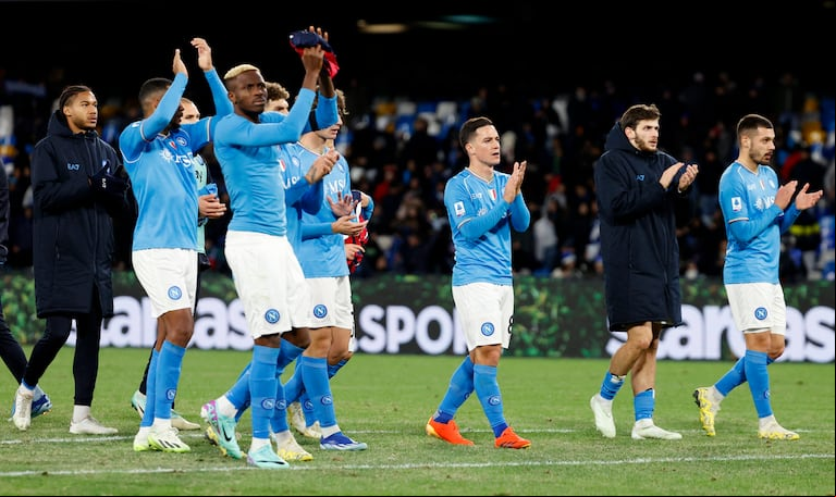 El futbolista de la Serie A le tiró billetes a la gente en un boliche para festejar su cumpleaños (Foto: REUTERS/Ciro De Luca).