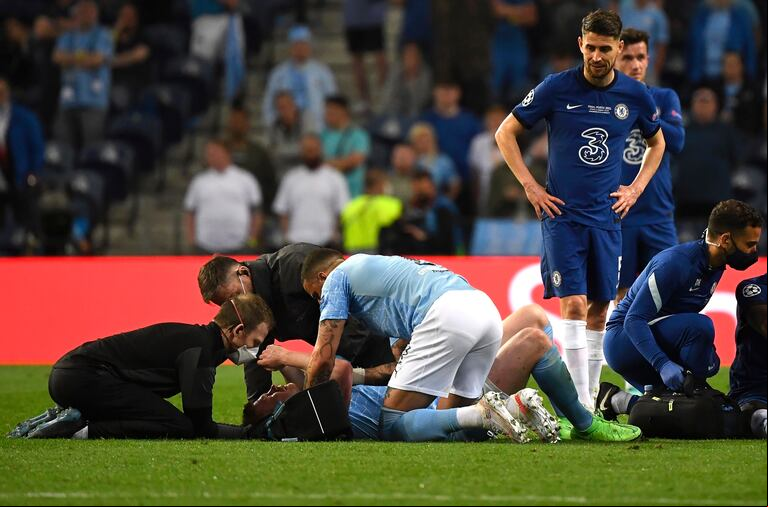 El futbolista del Manchester City tuvo que ser reemplazado tras el choque con Rudiger. EFE/Jose Coelho