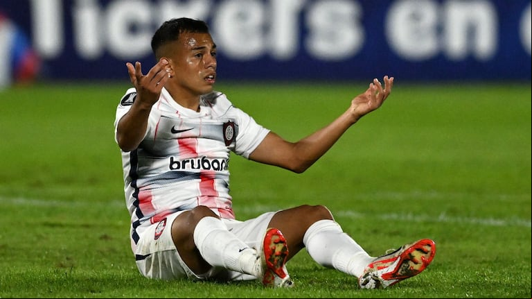 El futbolista Nahuel "Perrito" Barrios recibió un tiro en el muslo izquierdo y quedó detenido (Foto: AFP)