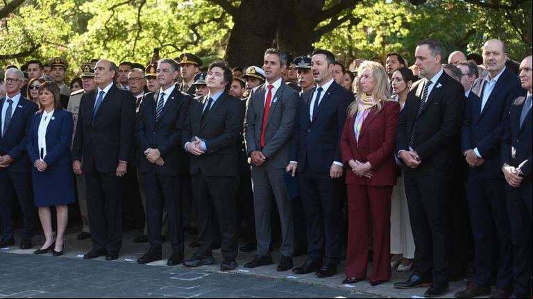 El gabinete de Javier Milei, presente en el acto central en el 43° aniversario de la Guerra de Malvinas. (Foto: X @GAFrancosOk)