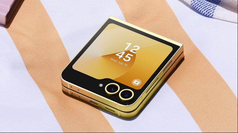 El Galaxy Z Flip 6, en esta imagen, es un teléfono plegable con diseño similar a los celulares con tapita. (Foto: Samsung)