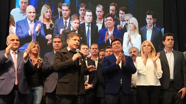 El gobernador bonaerense Axel Kicillof habla durante el acto de renovación de autoridades de la FAM, en el que coincidieron dirigentes kirchneristas y "albertistas" en medio de la interna oficialista. (Foto: NA/Mariano Sánchez)