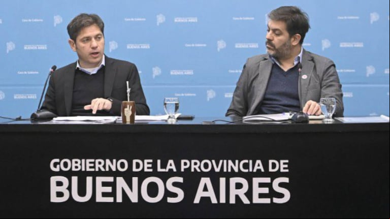 El gobernador bonaerense, Axel Kicillof, junto a su mano derecha, Carlos Bianco. (Foto: X @BAProvincia)
