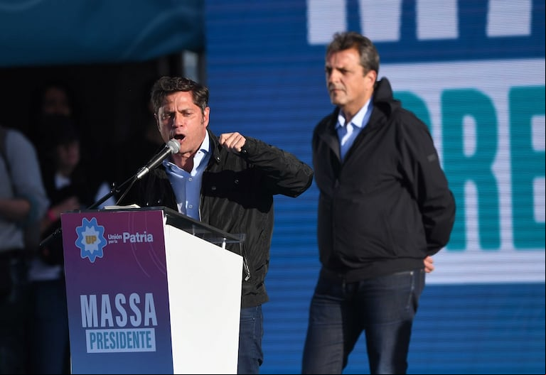 El gobernador bonaerense, Axel Kicillof, y el ministro de Economía y candidato presidencial, Sergio Massa, cerraron la campaña en el Estadio de Arsenal (Foto: Télam).
