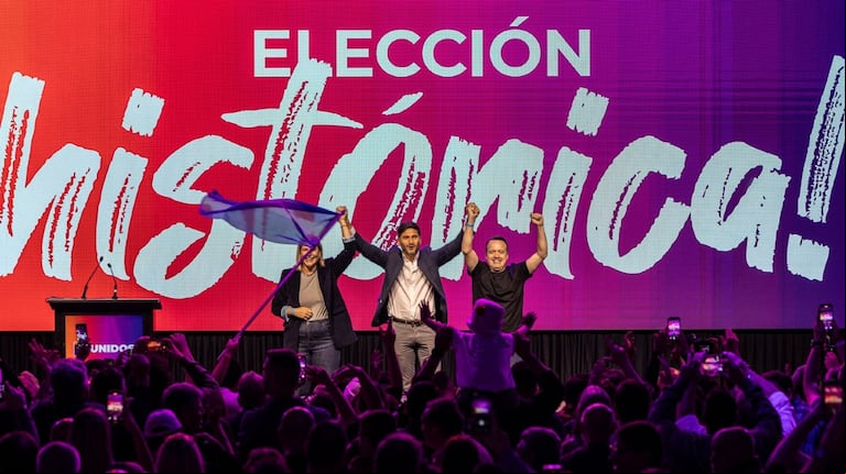 El gobernador de Santa Fe, Maximiliano Pullaro, celebró el triunfo del Frente Unidos en las elecciones para constituyentes (Foto: Gobernación Santa Fe).