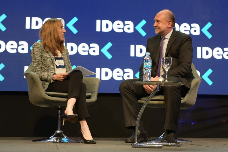 El gobernador de Santa Fe, Omar Perotti, durante la charla de IDEA. 