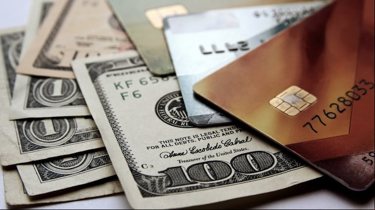 El Gobierno afirmó que los bancos están cerca de habilitar el sistema para pagar en dólares y cuotas (Foto: Adobe Stock)