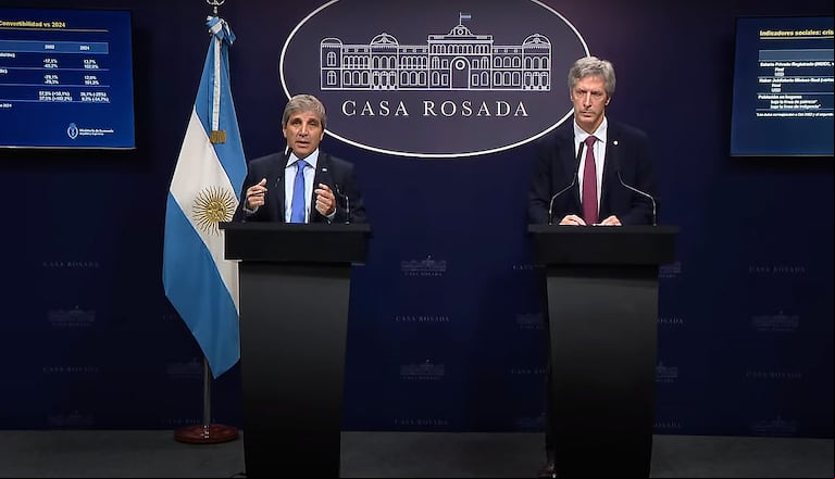El Gobierno anunció
hoy que desde el próximo lunes
concluirá el cepo cambiario y
se implementará un nuevo
régimen de flotación dentro de
bandas entre $1.000 y $1.400. FOTO:
(Cap. Imagen)/NA)