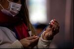 El Gobierno confirmó que analizan aplicar una tercera dosis de la vacuna contra el coronavirus. Créditos: EFE.