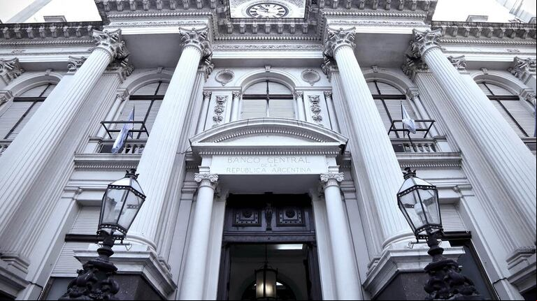 El Gobierno espera cerrar el nuevo programa con el FMI antes del pago de marzo, de modo tal que los desembolsos del organismo fortalezcan las reservas (Foto: tn-ar.noticiasalagoanas.com).