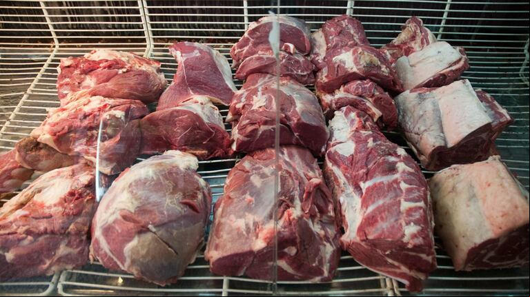 El Gobierno negocia extender a más cortes y mayor vigencia la venta de carne vacuna a precios populares (Foto: NA/Marcelo Capece)