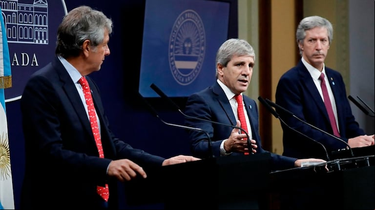 El Gobierno pone en marcha la simplificación del Impuesto a las Ganancias en busca de incentivar el uso de los dólares del colchón. (Foto: NA).