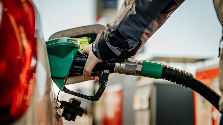El Gobierno posterga la suba del impuesto a los combustibles para que no impacte en el precio de la nafta en mayo. (Foto: Adobe Stock).