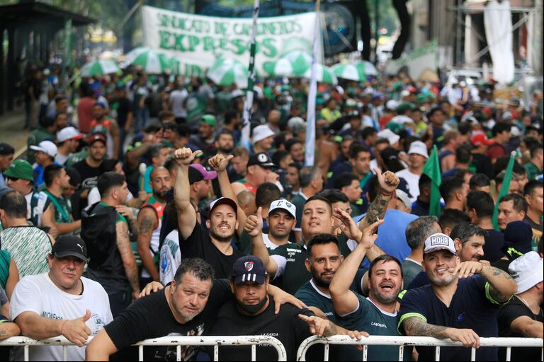 El gremio de camioneros que 
encabeza Pablo Moyano reclama que se prorrogue el decreto por el que las ART deben cubrir el COVID como 
enfermedad profesional (Foto: NA).