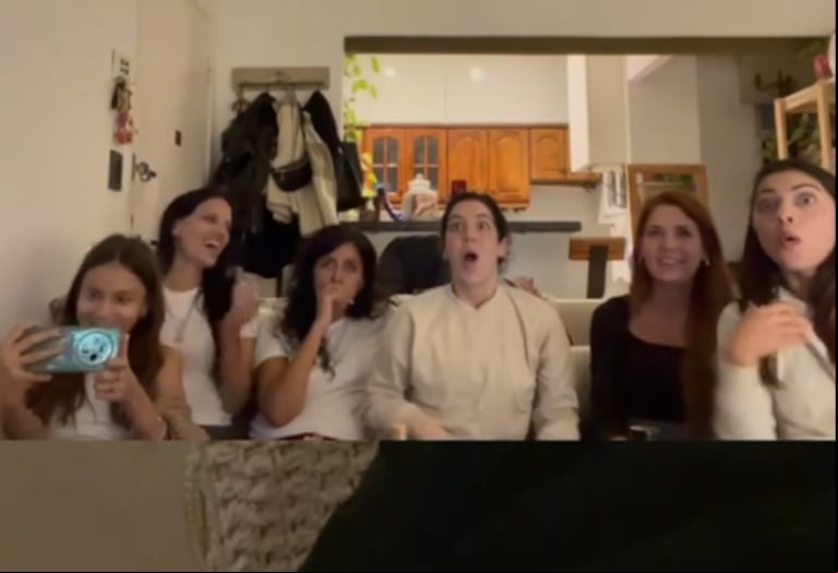 El grupo de amigas enloqueció al ver la cachetada que le pegó a Carla Peterson. (Captura: TikTok/@vir__lopez)