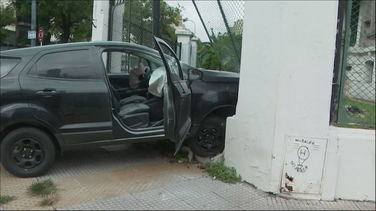 El hombre chocó a toda velocidad, se incrustó contra el hospital y luego se fugó. (Foto: captura de video/TN).