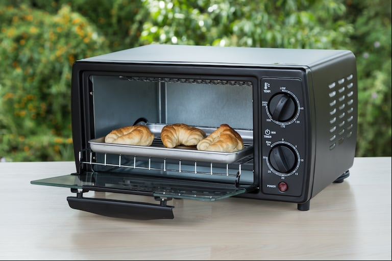 El horno eléctrico es un peligro para la cocina, en caso de dejarlo enchufado (Foto: Adobe Stock).