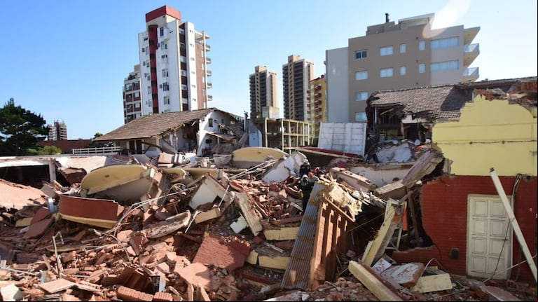 El hotel Dubrovnik colapsó durante la madrugada de este martes. (Foto: Municipalidad de Villa Gesell)
